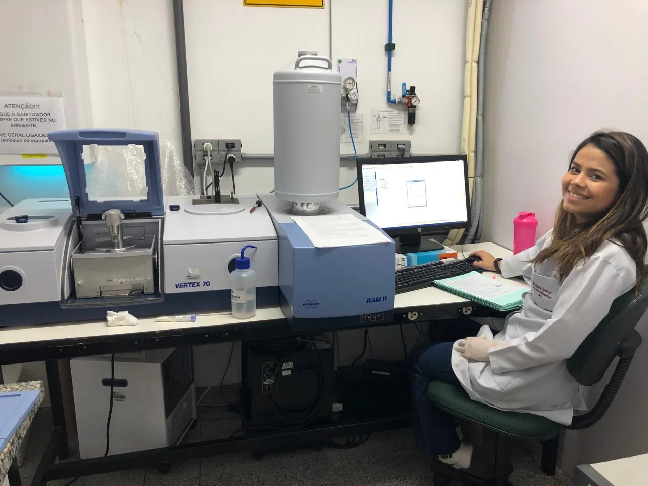 Williara Queiroz operando espectrômetros de infravermelho e Raman em bancada de laboratório